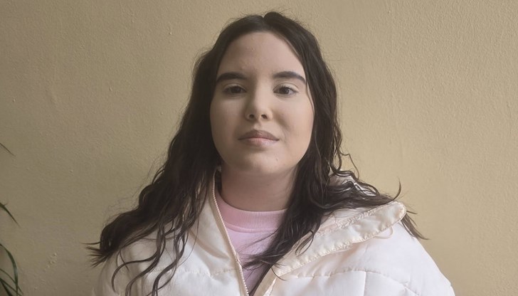 Десетокласничката Марина Попова представи книгата „Пиша, за да те забравя“